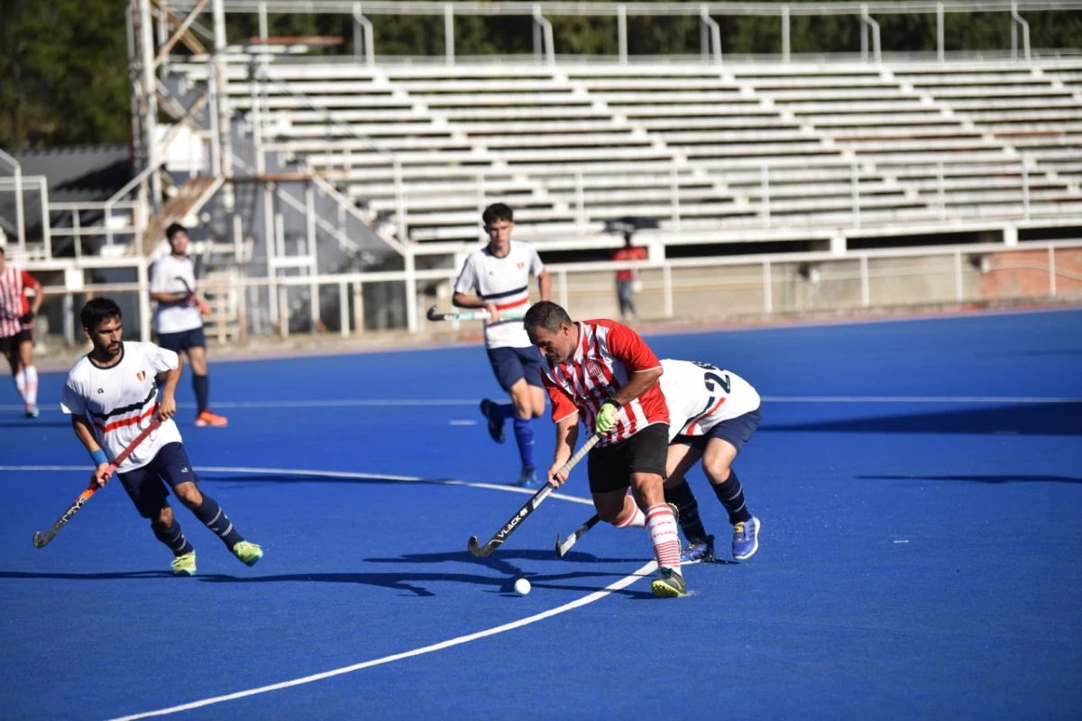 EXPERIENCIA. Con más de 40 años, Dulor despliega todo su talento en las canchas tucumanas con la camiseta de San Martín. FOTO DE INÉS QUINTEROS ORIO