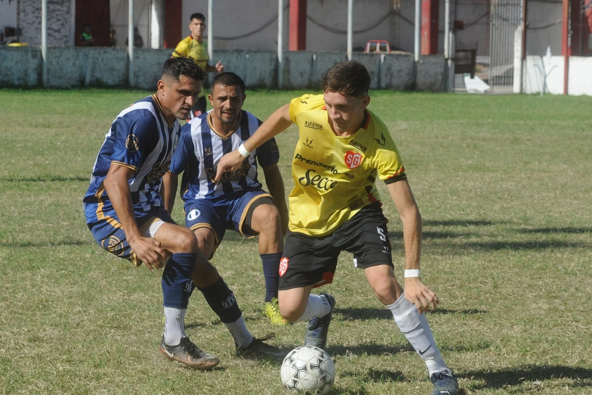 NO LE ALCANZÓ. César Montiglio, de gran presente en Brown, presiona a Lucas Sánchez. El volante central de los julianos fue expulsado.