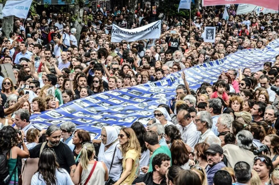 Movilización en la plaza de Mayo. FOTO X @PrensaPEsquivel