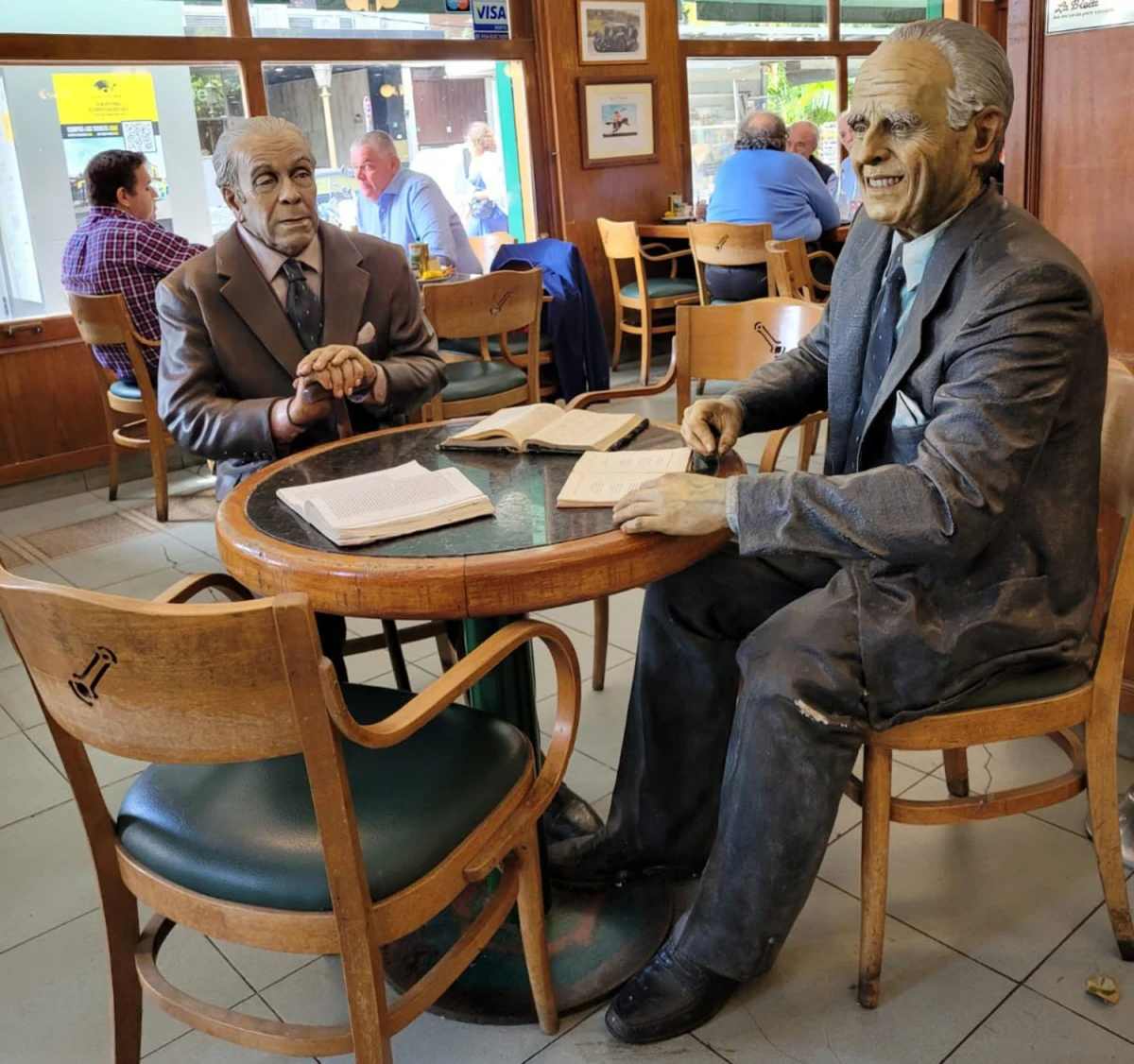 UN CLÁSICO DE BUENOS AIRES. En la confitería La Biela se rinde homenaje a Borges y a Bioy Casares.