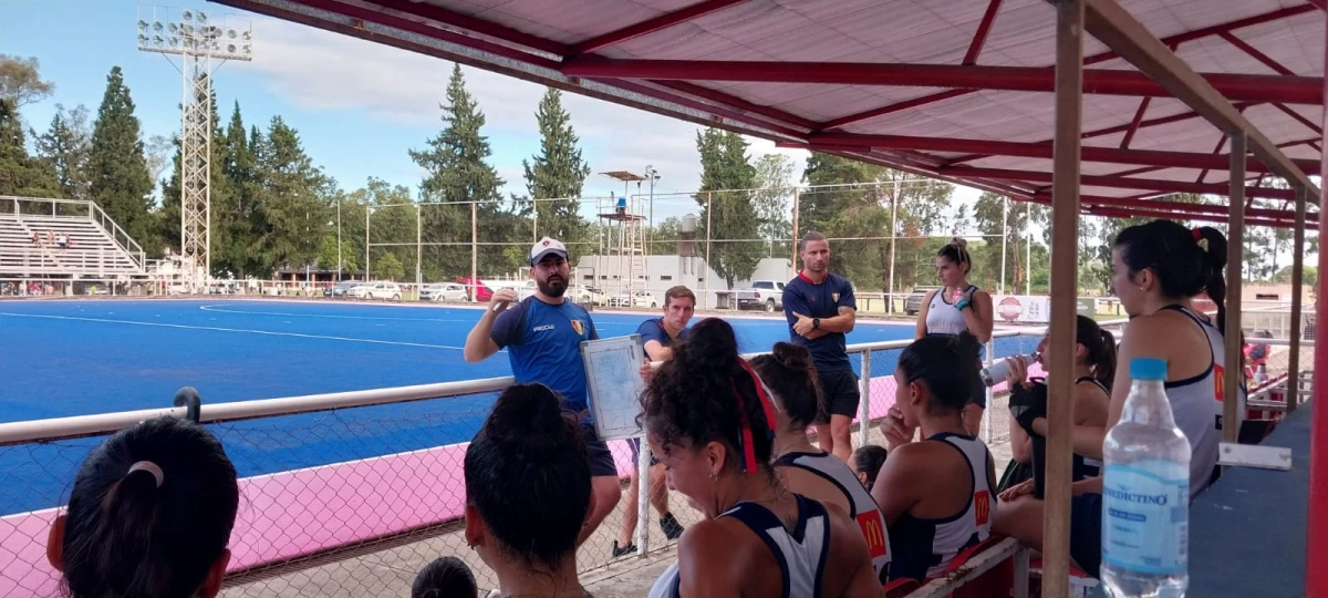 DT. Vargas durante la charla técnica en una de las pausas del partido en el que sus dirigidas empataron.