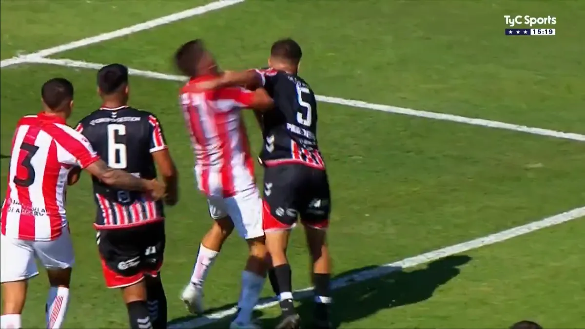 EXPULSADO. Nicolás Watson golpeó a Diego Mastrángelo y dejó a su equipo con diez jugadores. Captura de video.