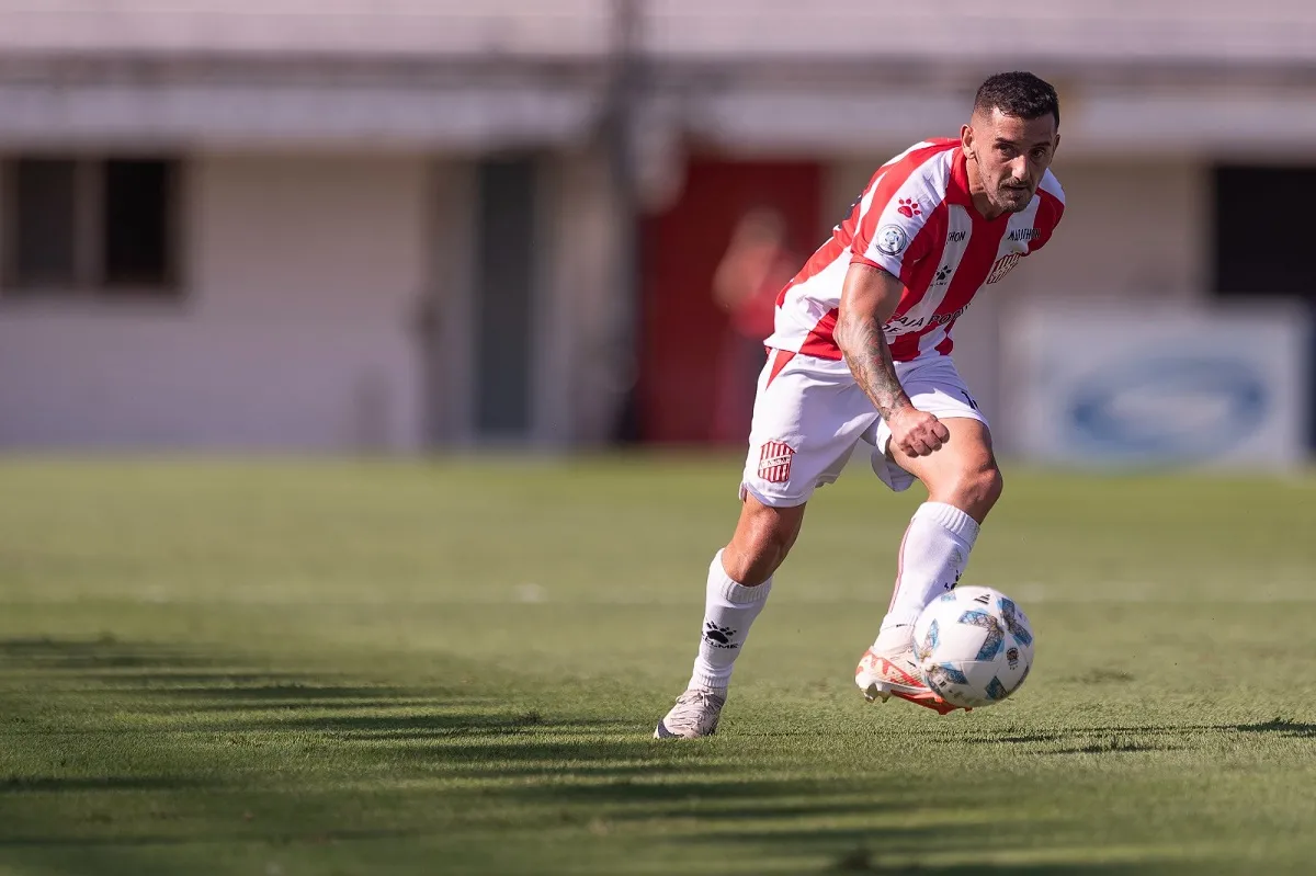 FALTÓ PRECISIÓN. Juan Cuevas buscó ser el armador de juego, pero no encontró los caminos. Foto de Matías Nápoli Escalero/LA GACETA.