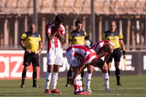 Flores, que había acertado en el final del primer tiempo, equivocó el plan y San Martín lo pagó con otra derrota