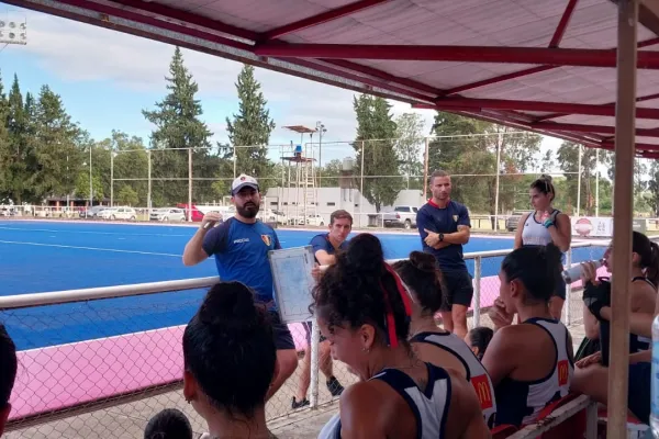 Su pasión le gana al desgaste: es jugador y técnico en Natación y Gimnasia