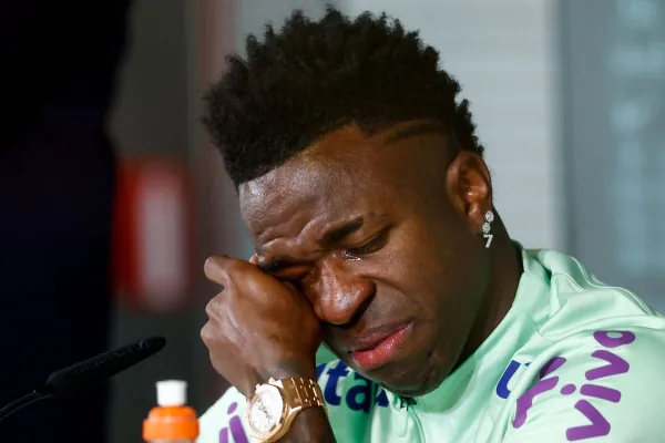 El llanto de Vinicius al hablar sobre su lucha contra el racismo: “Sólo los negros saben lo que estoy sufriendo”