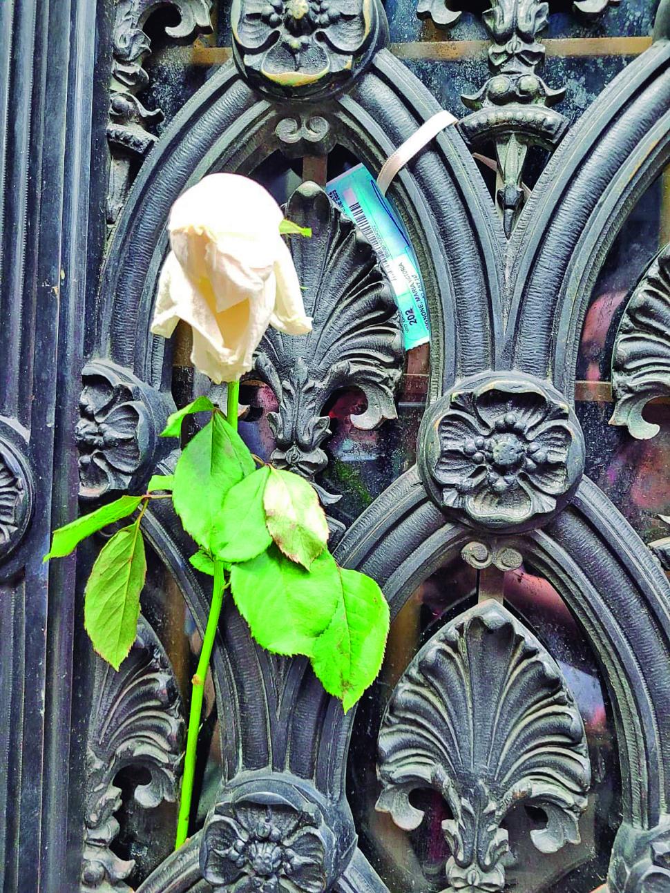 LA TUMBA DE EVA PERÓN. Siempre hay flores en la puerta.