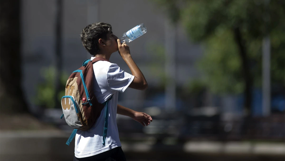 MUCHA AGUA. En días como estos será fundamental mantenerse hidratados en todo momento. 