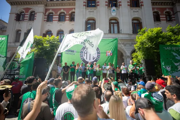 ATE le respondió a Milei: Si dispone cesantías masivas, la decisión se lo va a llevar puesto a usted