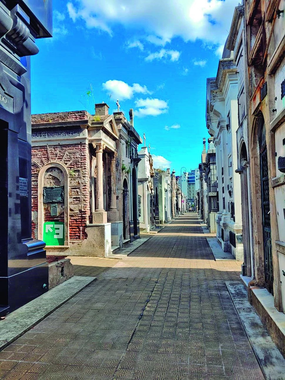 VISTA GENERAL. Uno de los pasillos del Cementerio de La Recoleta, el más visitado de la ciudad, por sus numerosos e imponentes mausoleos y bóvedas. FOTOS DE GABRIELA BAIGORRÍ