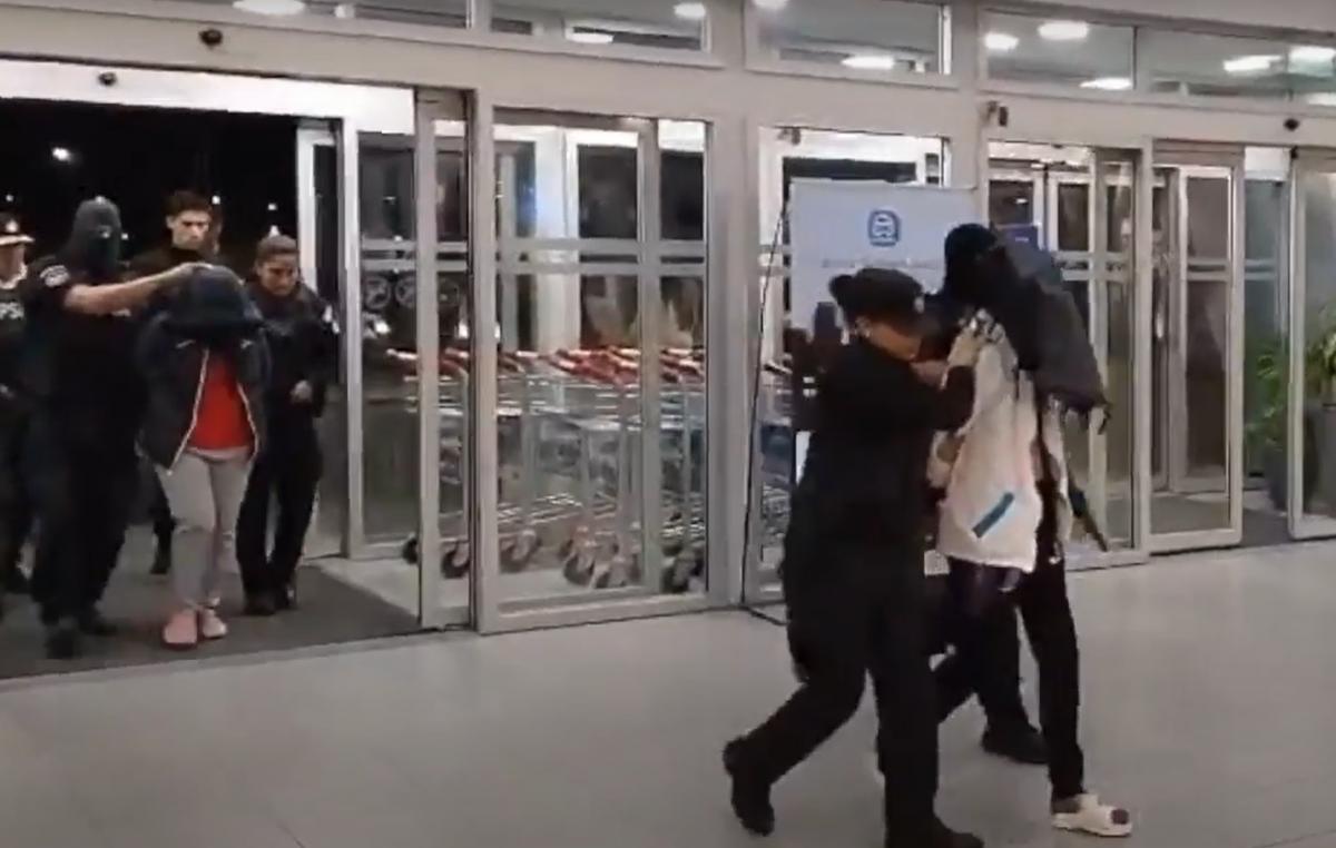 Dos jóvenes fueron detenidas. CAPTURA DE VIDEO