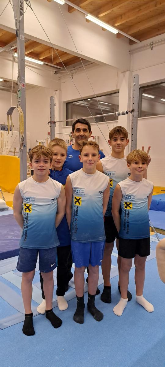 ENTRENADOR. Zelaya con los gimnastas que forma en el centro de alto rendimiento Sportzentrum Niederösterreich.