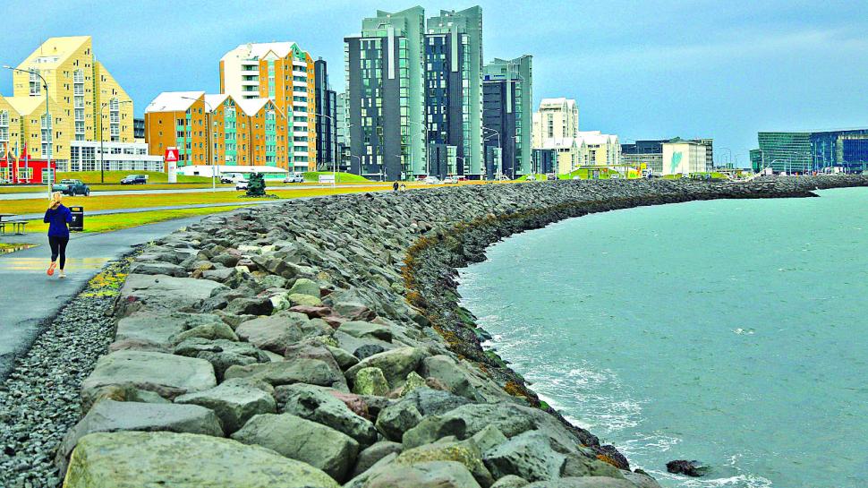 COSTA DE REIKIAVIK. De un lado, el imponente Atlántico Norte; del otro, la prolijidad de la capital de Islandia.