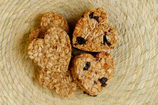 Cómo preparar en casa galletitas de banana, avena y maní: el snack ideal para ganar masa muscular