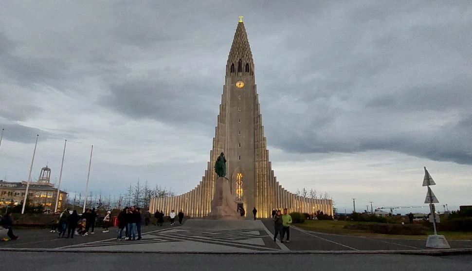 HALLGRÍMSKIRKJA. Su diseño está inspirado en las columnas basálticas que dejaron grandes erupciones volcánicas. FOTOS DE ÁLVARO MEDINA / LA GACETA