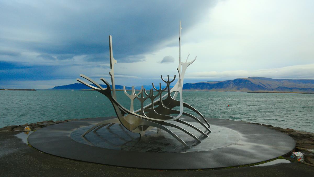 EL VIAJERO DEL SOL. Monumento en homenaje a los primeros colonos vikingos.