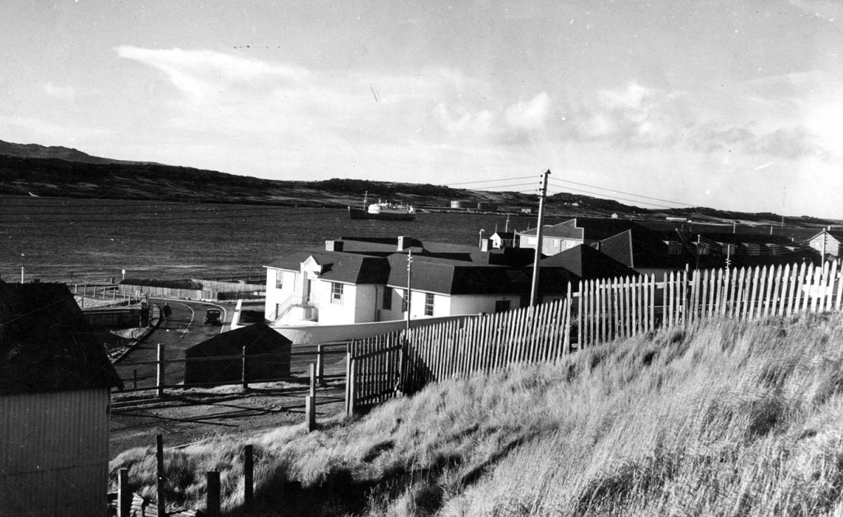 PUERTO ARGENTINO_STANLEY EN 1982. En aquel momento, el pueblo principal era extremadamente pequeño y el 40% vivía en el campo