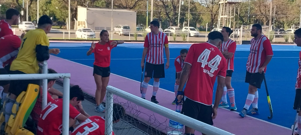 DIRIGIENDO. Totongi en charla técnica con el equipo de hockey masculino de San Martín. 