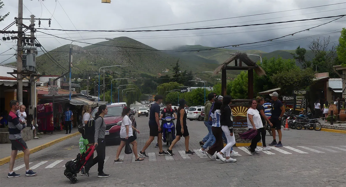 LLEVAR ABRIGO. Se esperan jornada inestables, con algo de sol pero también de lluvias. El lunes descendería la temperatura.