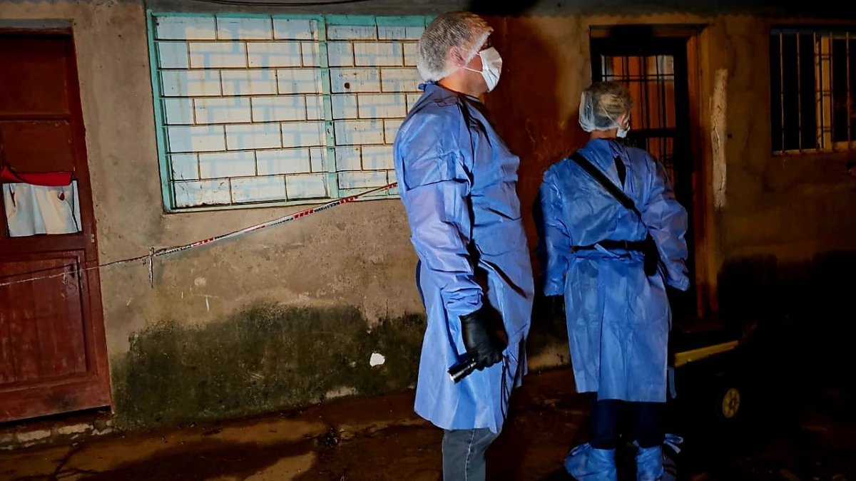 PERITOS ANALIZAN la escena del crimen. 