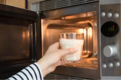 Por qué no deberías calentar agua y leche en el microondas