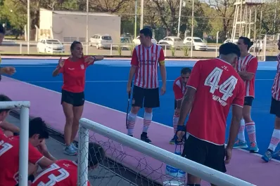 Es jugadora en Tucumán Rugby, entrenadora en San Martín y coordina infantiles en Atlético
