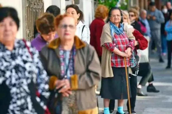 Jubilaciones y pensiones de abril se pagarán en dos tramos: ¿qué pasará con el bono de $70.000?