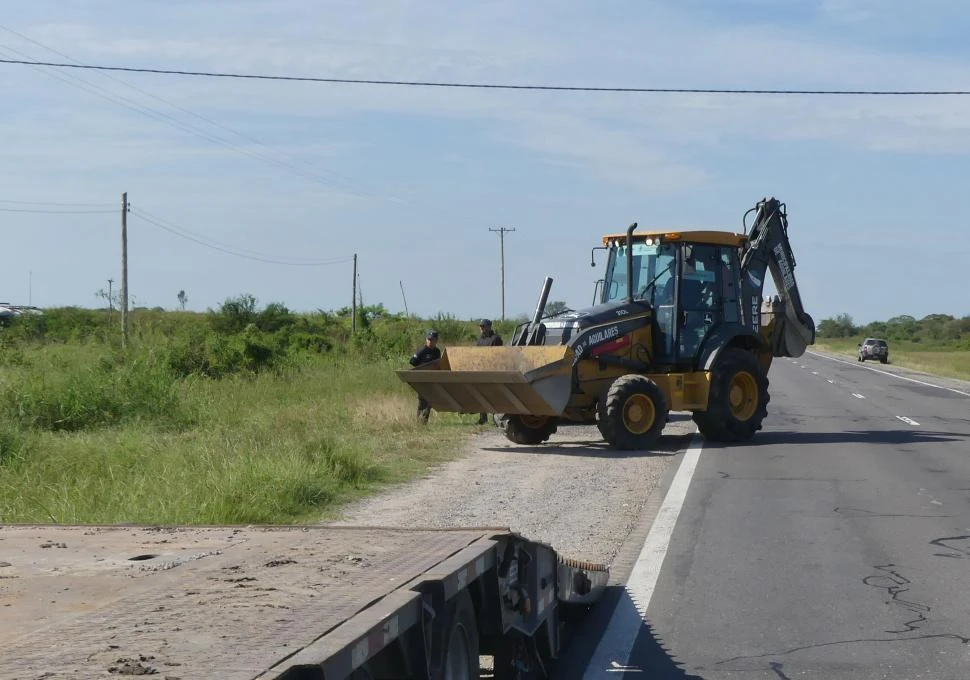 EXCAVACIÓN. Debido a las dificultades que presentaba el terreno el fiscal Miguel Varela solicitó ayuda de una máquina excavadora para el rastrillaje. 