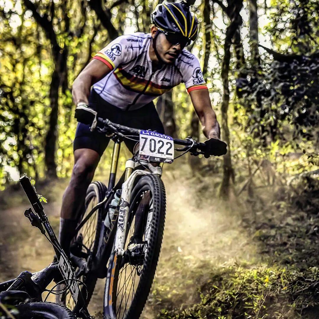 Es amante del ciclismo, y pedaleó hasta Brasil para cumplir un sueño