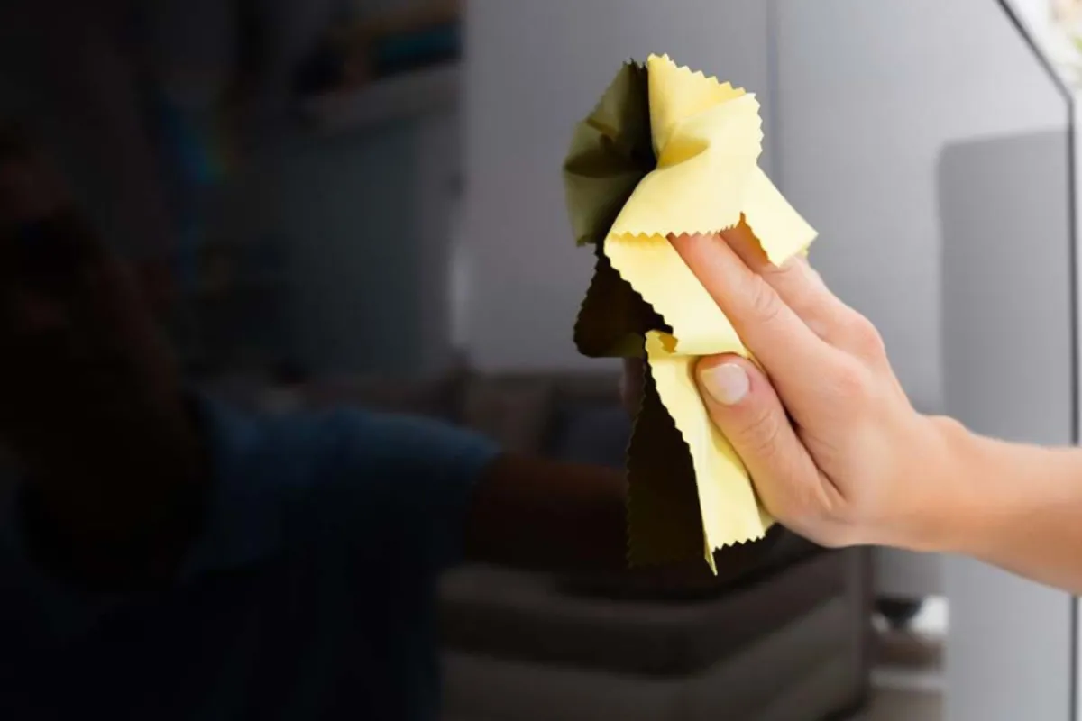 Paso a paso: el truco para limpiar la pantalla del televisor o la computadora sin rayarlas