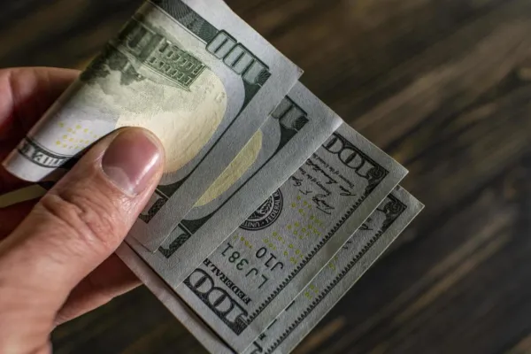 El dólar blue sube en el inicio de la semana y se aleja del piso de los $1.000