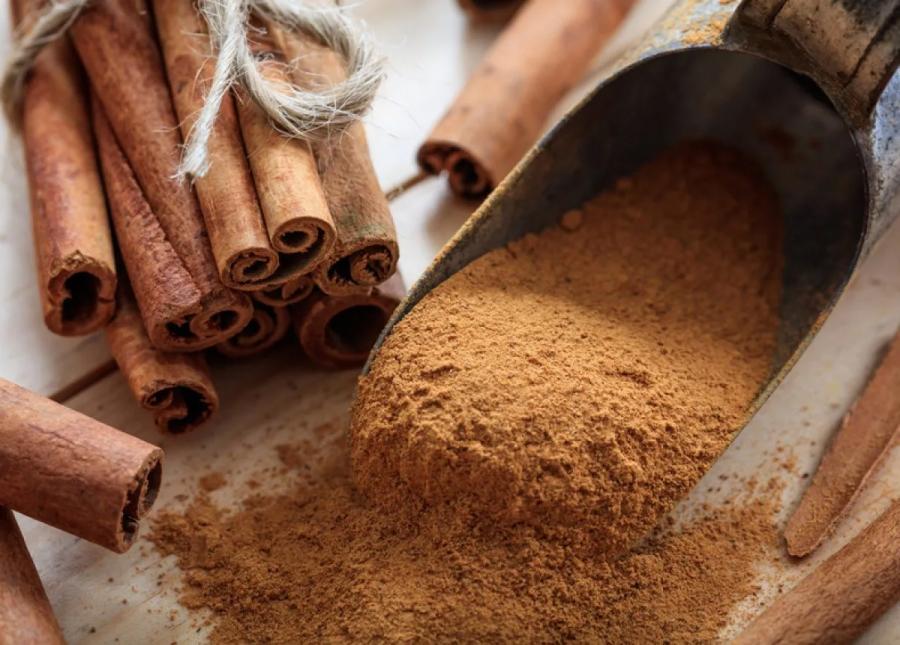 La canela es una gran aliada en los platos dulces, así como también en las bebidas calientes.