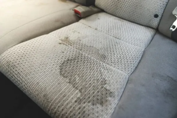 El truco infalible para limpiar el tapizado del auto y eliminar malos olores