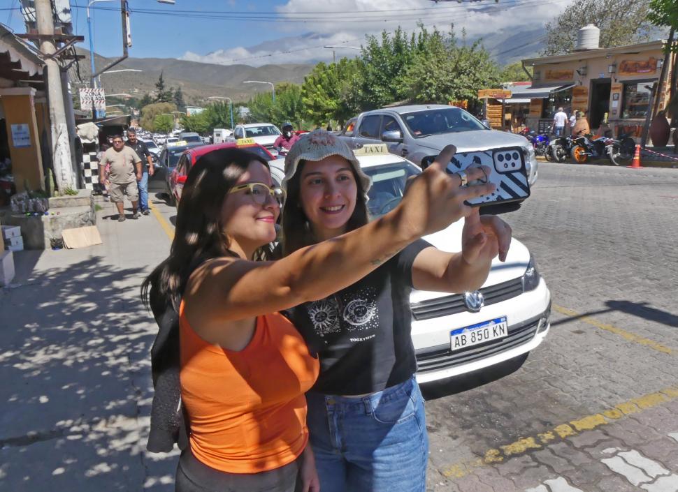 UN RECUERDO. Las fotos con los cerros de fondo atestiguan la visita.