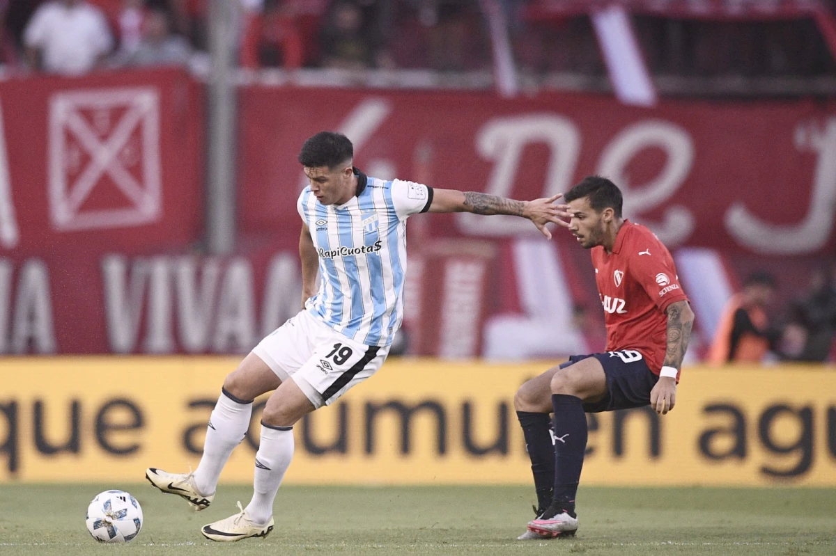 CONTROLADO. Estigarribia cuida la pelota ante la marca de Fedorco. Foto: Matías Nápoli Escalero (especial para La Gaceta)