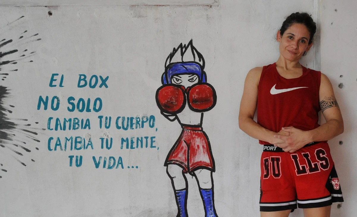 EN CASA. Alderete entrena en su gimnasio de Yerba Buena. El toque particular del lugar lo tienen las paredes con frases y grafitis. FOTO DE ANTONIO FERRONI.