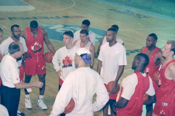 La vez en la que un MVP de la NBA visitó Tucumán y jugó en Villa Luján