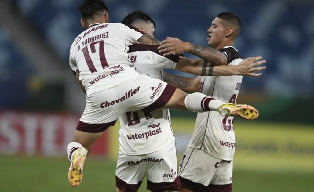 GRITO DE GOL. El ex Atlético Augusto Lotti festeja el 1-1 junto a Cáceres y Rodríguez (17).