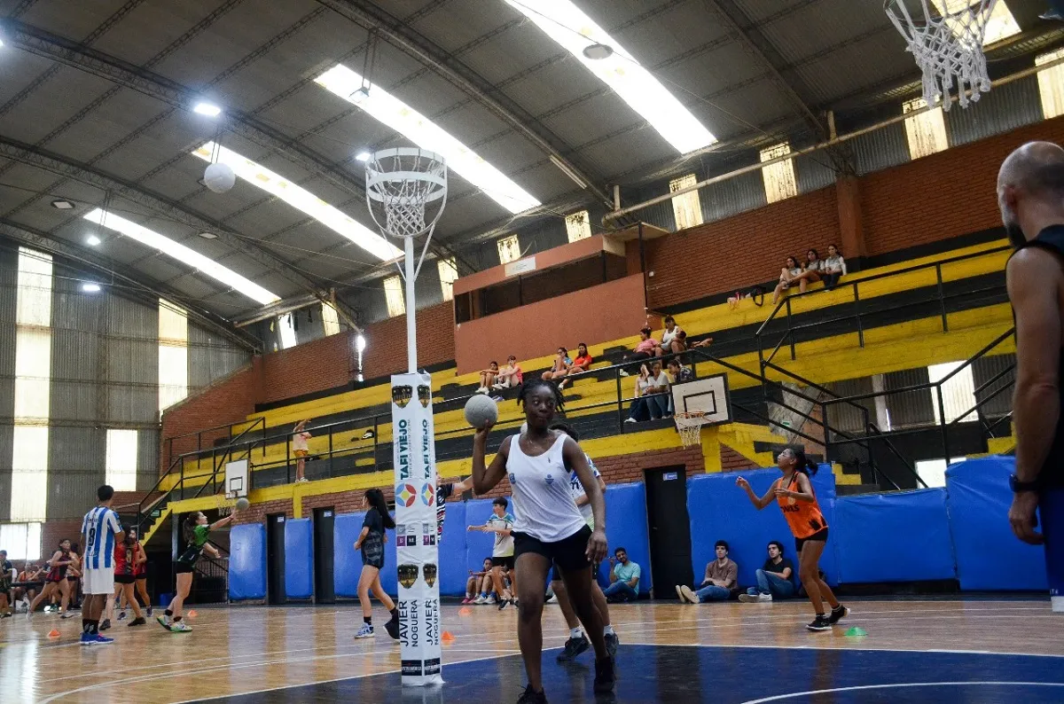 EXPERIENCIA. El seleccionado francés visitó Tucumán para conocer más sobre las bases y secretos del cestoball.
