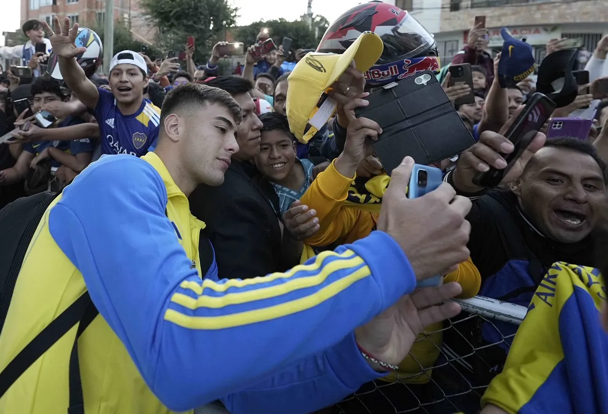 SELFIE. Aaron Anselmino se tomó fotos con los hinchas durante la escala en Sucre, antes del traslado en camionetas hacia Potosí.