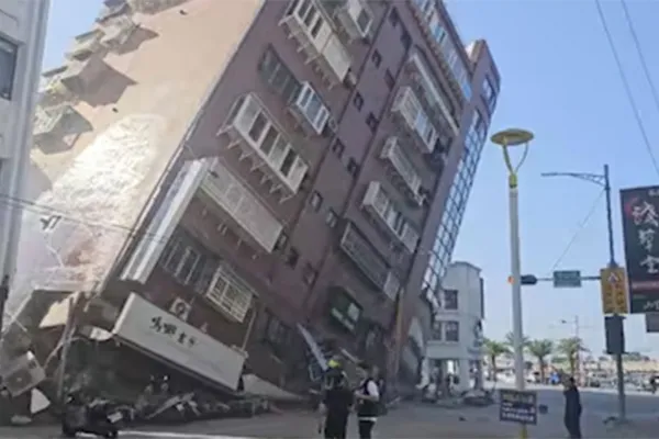 Video: un edificio colapsó durante el terremoto en Taiwán y quedó inclinado