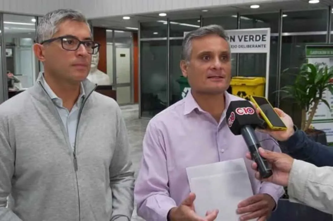 TRAS LA SESIÓN. Los concejales Canelada y Cobos plantearon su preocupación por los casos de dengue.