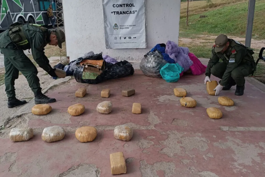 Una mujer viajaba en colectivo con casi 20 de kilos de marihuana: la descubrieron en Tucumán