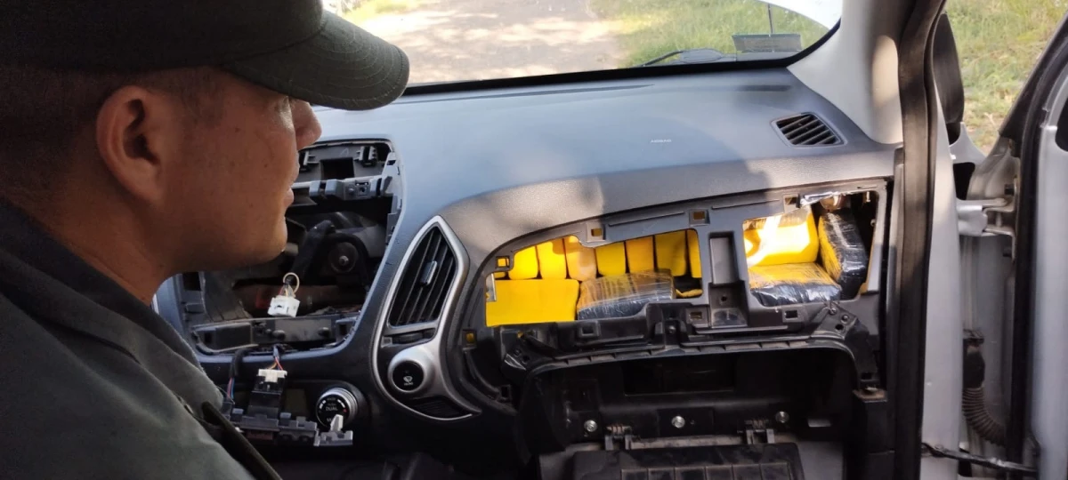 Descubren más de 67 kilos de cocaína acondicionados en diferentes sectores de dos vehículos