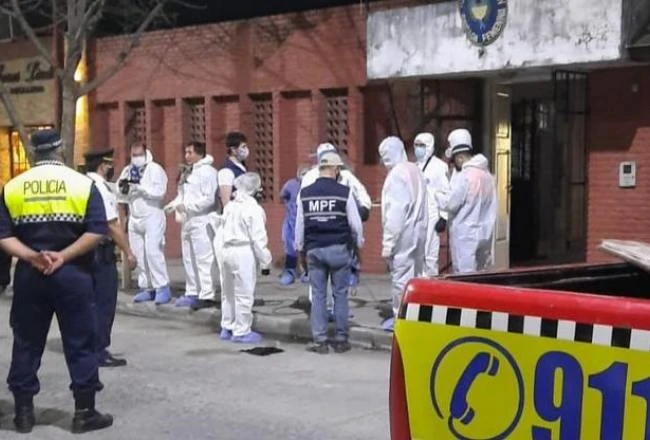 EN 2021. Los peritos trabajan en el edificio de la Brigada de Concepción, donde un incendio causó cuatro muertes.