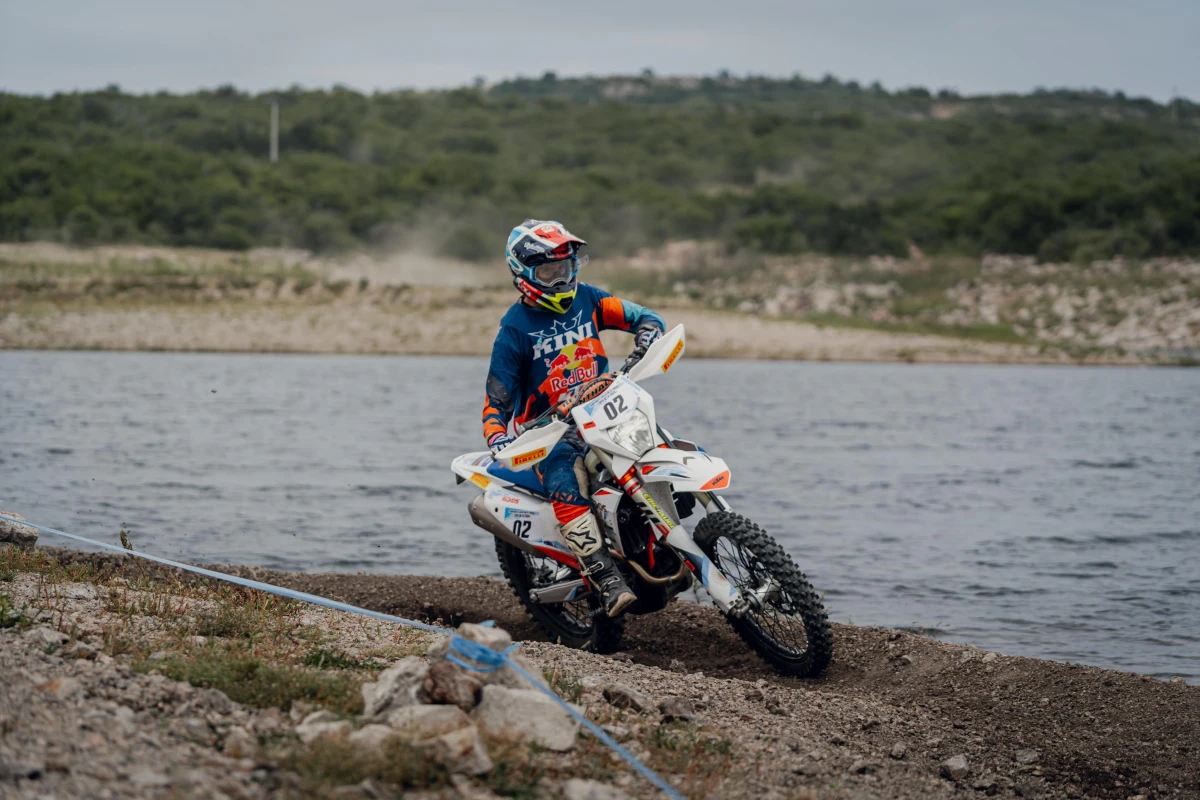 EN ACCIÓN. Josema va con precisión a la par del río de Capilla del Monte.