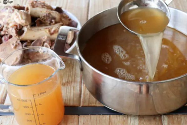 Aprendé a hacer el súper caldo antiinflamatorio, que tiene colágeno y ayuda a los huesos