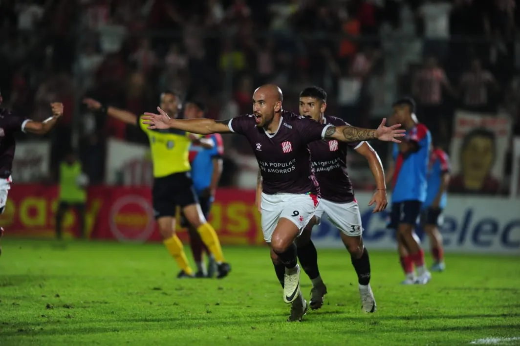 CANTALO. Junior Arias recibió la asistencia de cabeza de Dattola y no perdonó. 