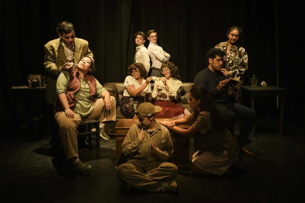 TODOS EN POSE. El elenco de “Arsénico (todo queda en familia)” juega con la crítica a las convenciones sociales.