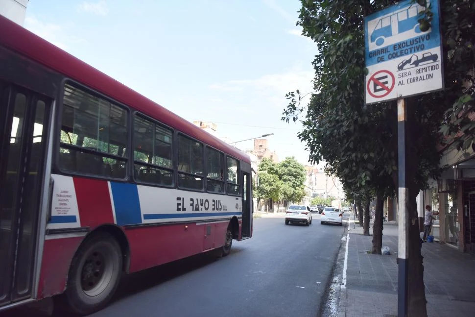 COEXISTENCIA. Los colectivos tendrán carriles exclusivos para circular, pero convivirán con taxistas y particulares. 